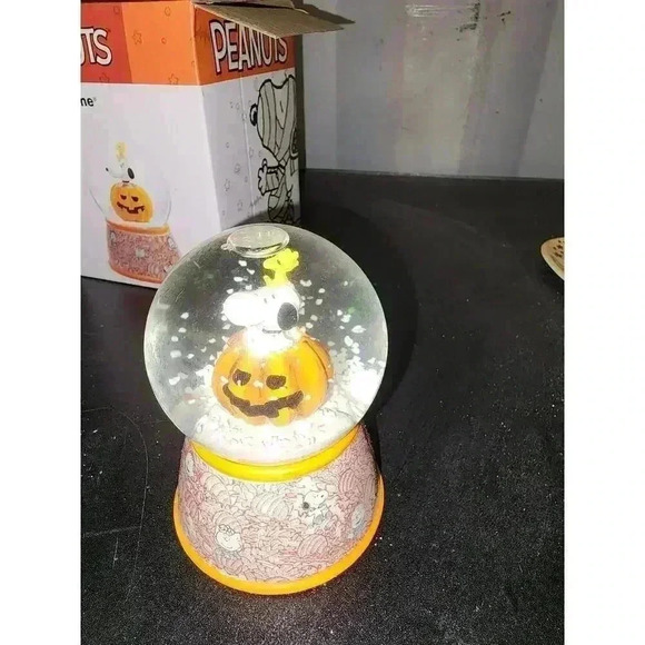 Peanut Snoopy Glitterdome - Picture 5 of 5